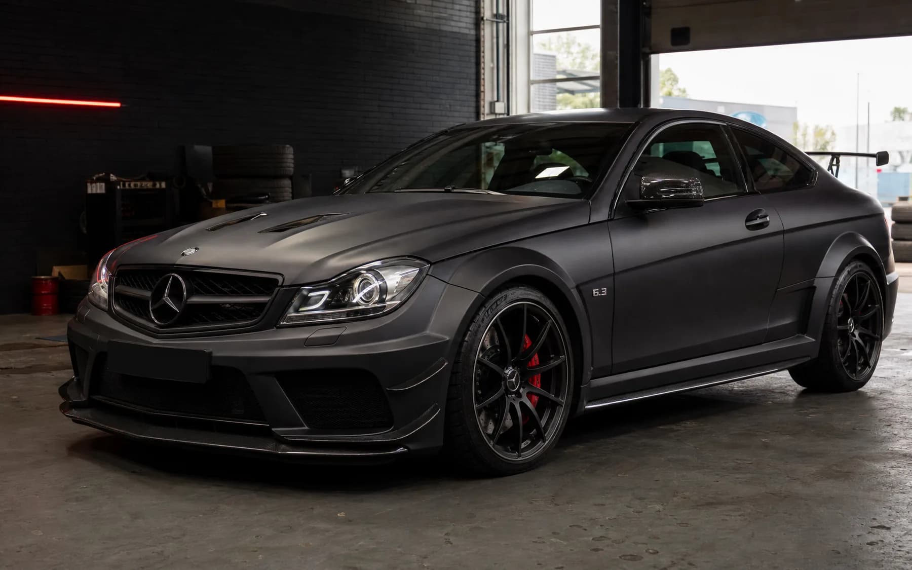 Matzwarte Mercedes C63 AMG Black Series in de werkplaats